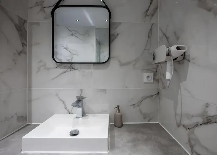 شقة Terrasse & Parking Gratuit En نيم